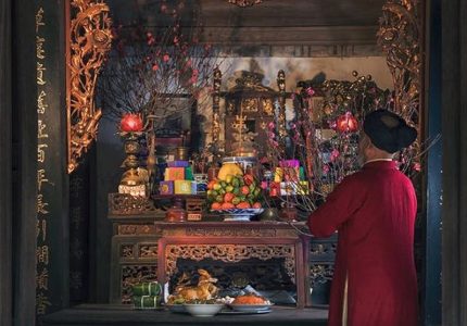 Bàn Thờ Phật được đặt ở giữa gian nhà chính